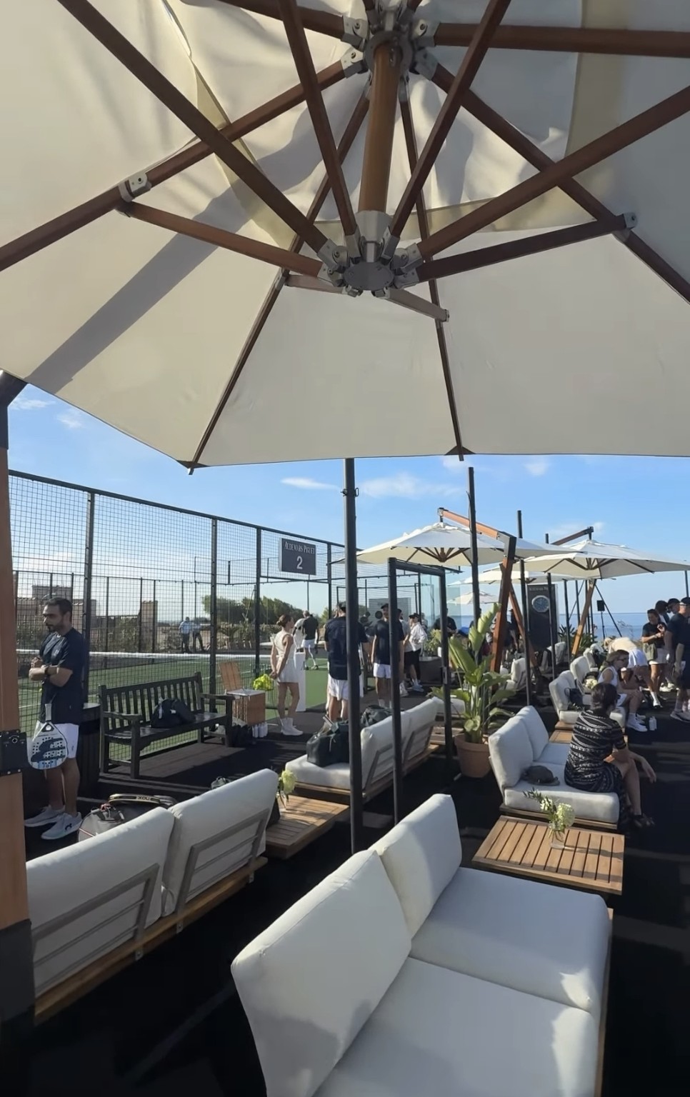 Salon d’hospitalité installé le long des pistes du Pro-Am Audemars Piguet