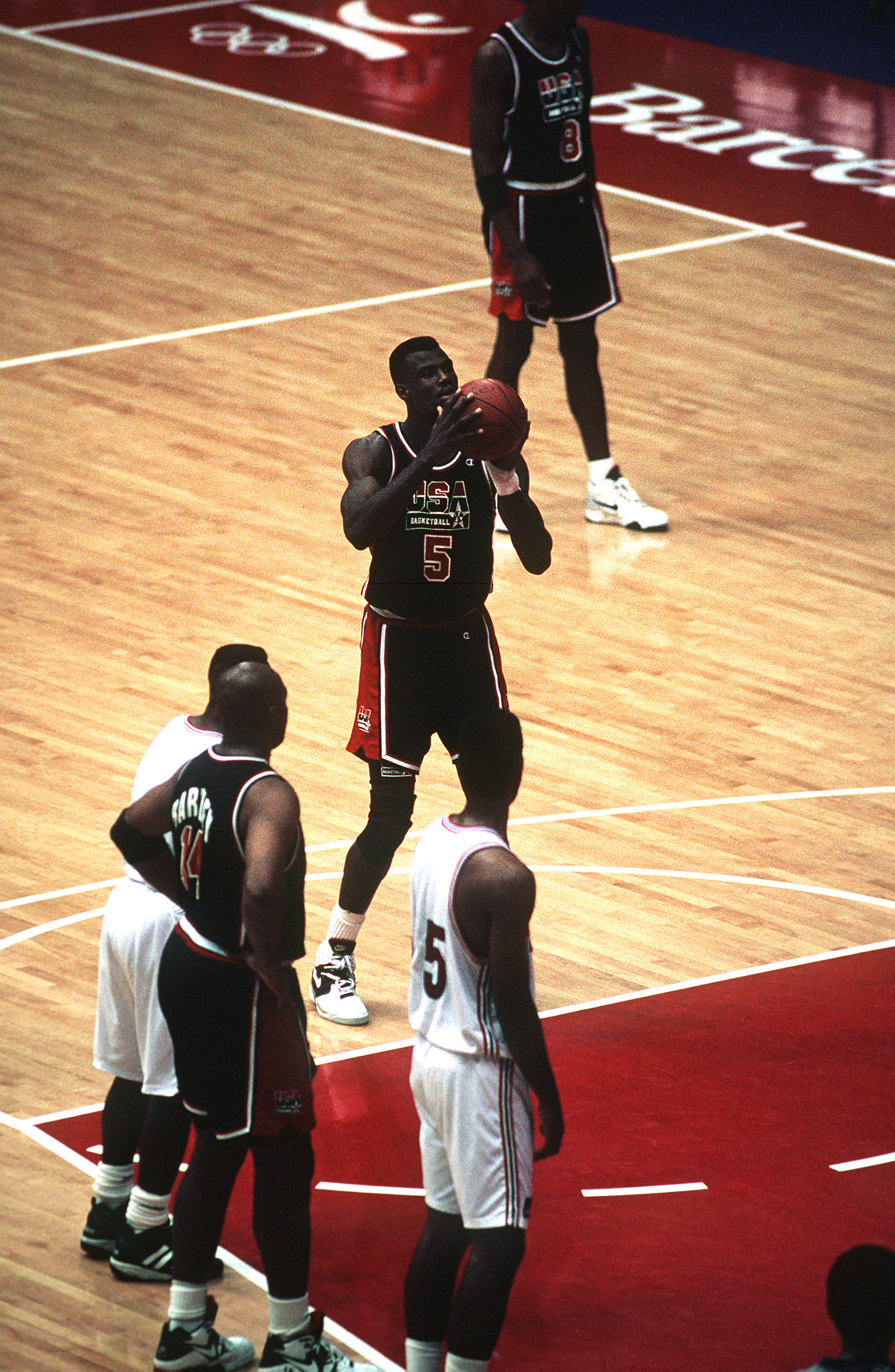 David Robinson au lancer franc avec Charles Barkley et Scottie Pippen pendant les Jeux olympiques de Barcelone en 1992