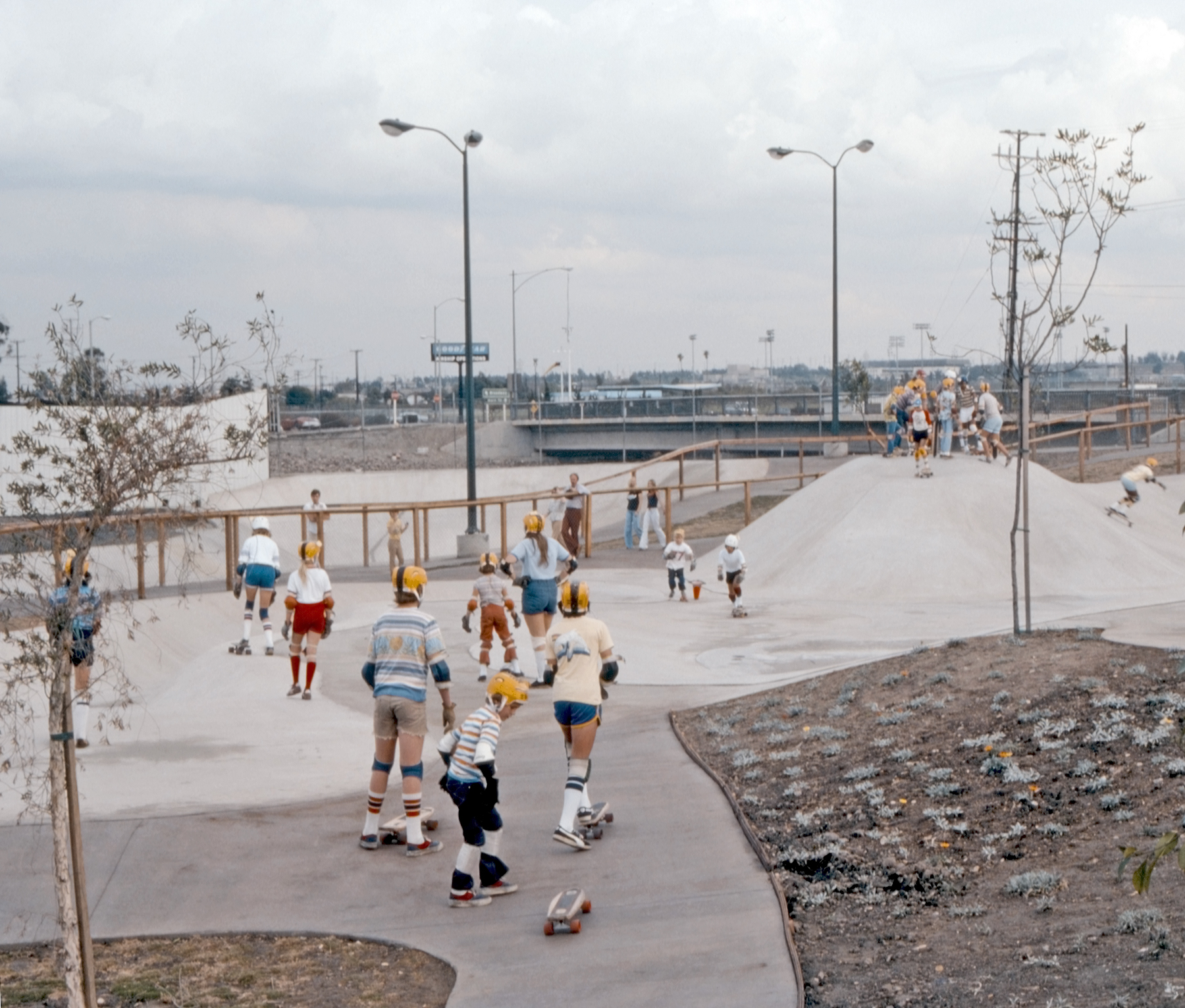 Skateurs dans le premier skatepark de Carson en Californie en décembre 1977