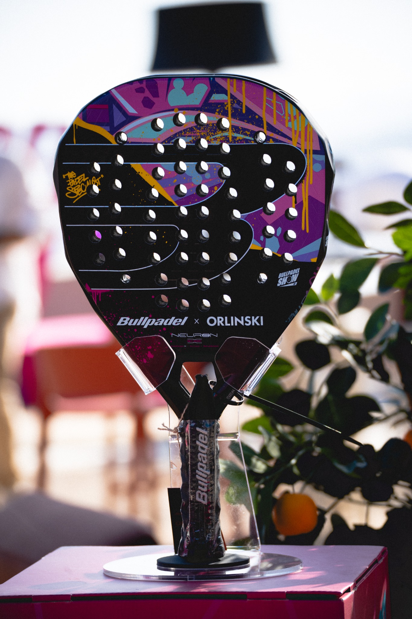 Raquette Bullpadel Neuron 02 Edge x Richard Orlinski exposée verticalement au Bullpadel Show 06