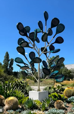 Sculpture de Laurent Perbos composée de nombreuses raquettes de padel dressées comme les branches d’un cactus