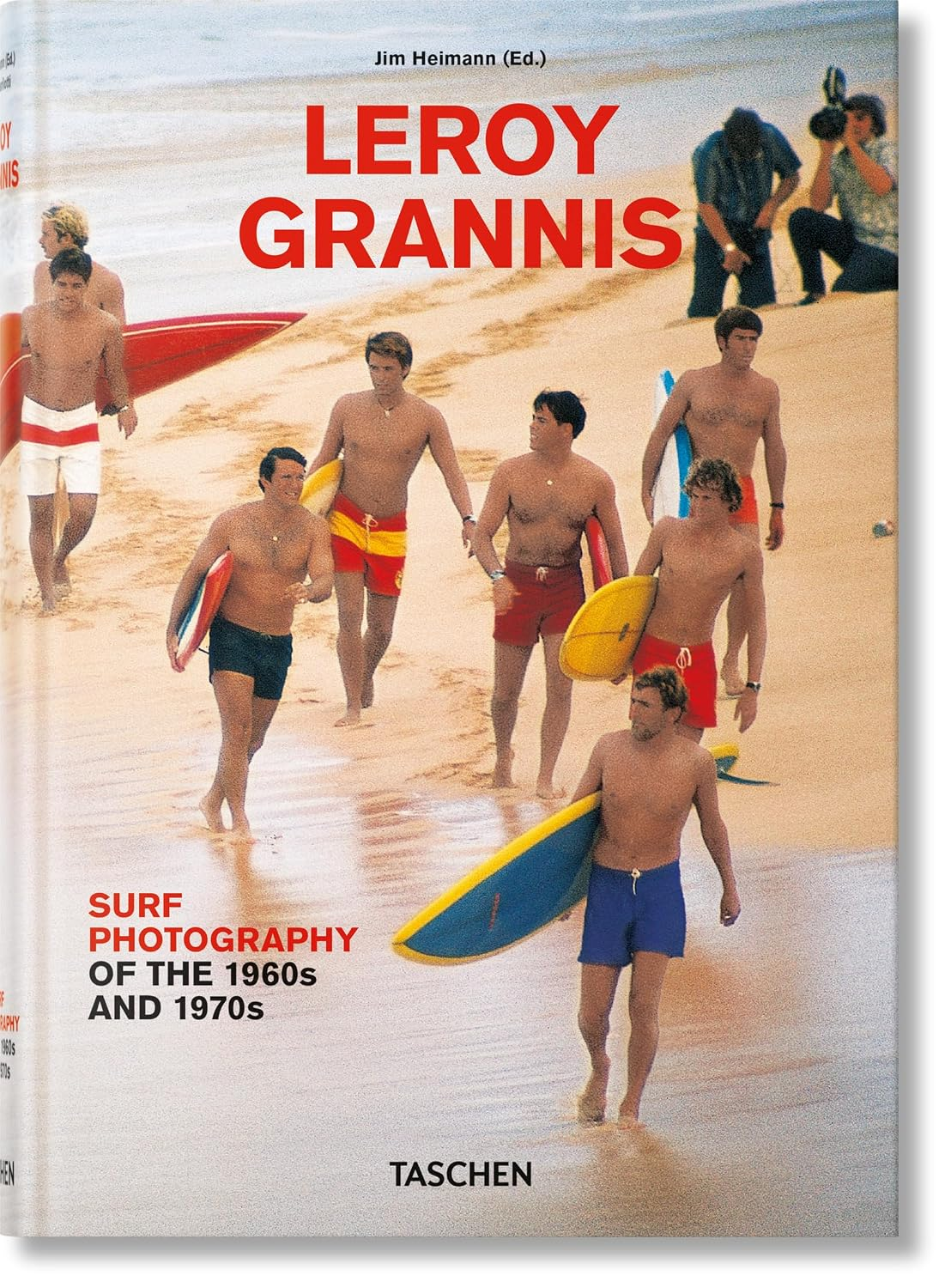 Couverture du livre LeRoy Grannis Surf Photography montrant un groupe de surfeurs sur une plage dans les années 1960 et 1970
