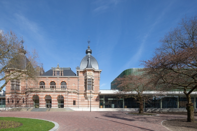Façade du Musis et Stadstheater d’Arnhem sous un ciel bleu
