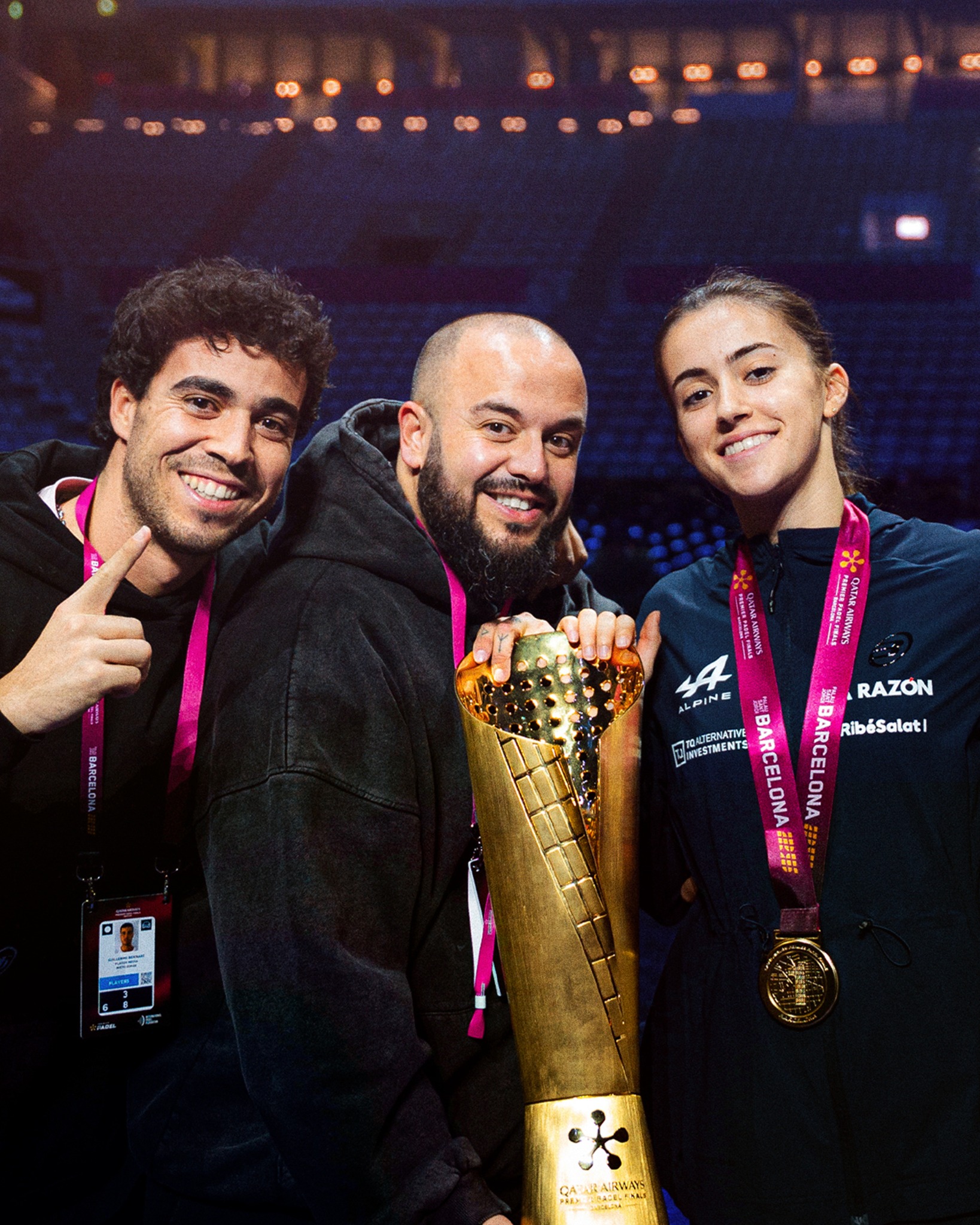 Guillermo Bernabé et Rubén Cañadillas aux côtés d’une joueuse après les Finals de padel