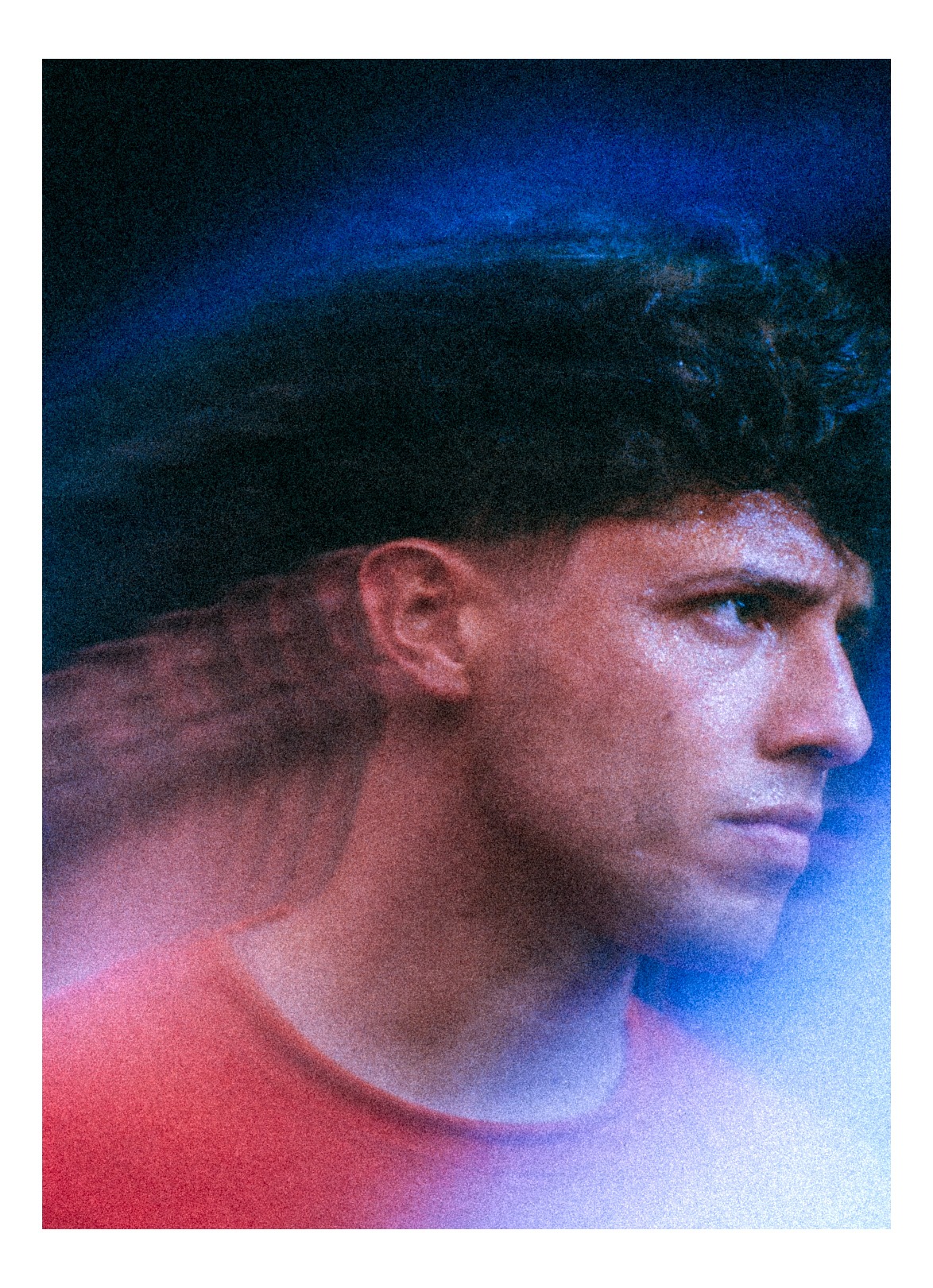 Portrait artistique rapproché d’Agustín Tapia dans des tonalités bleues et rouges