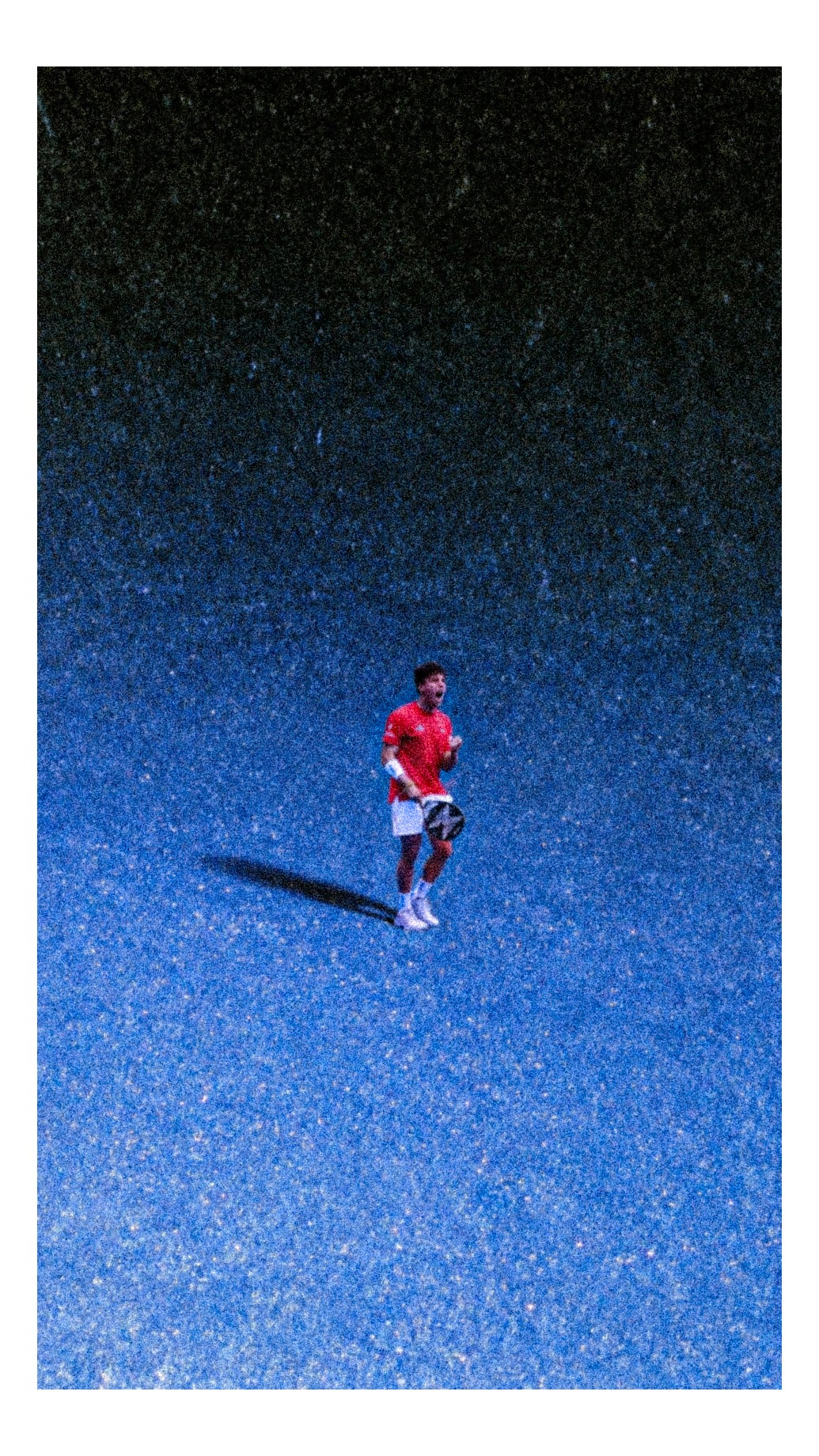 Agustín Tapia isolé dans un vaste espace bleu traité artistiquement