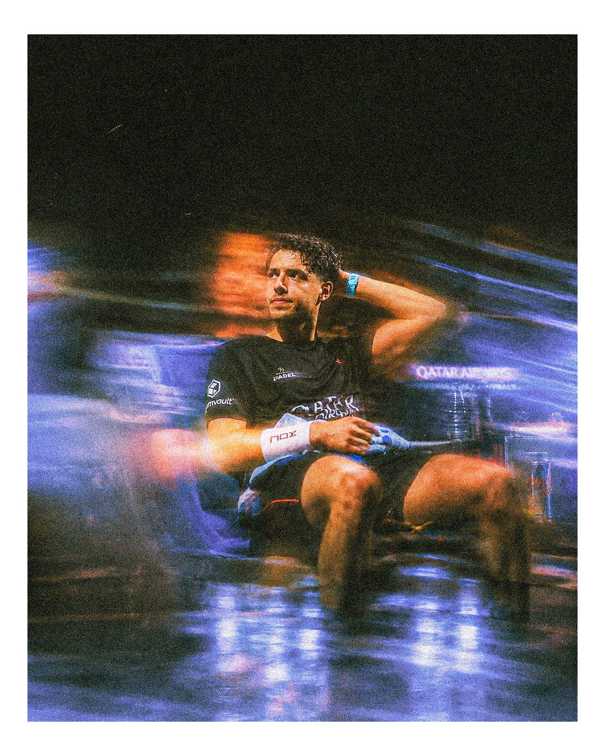 Agustín Tapia assis au centre d’un mouvement décomposé dans une création photographique