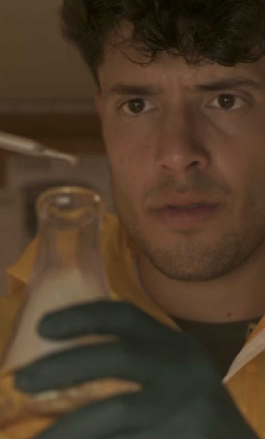 Agustín Tapia examine une préparation dans le laboratoire fictif du Reel NOX