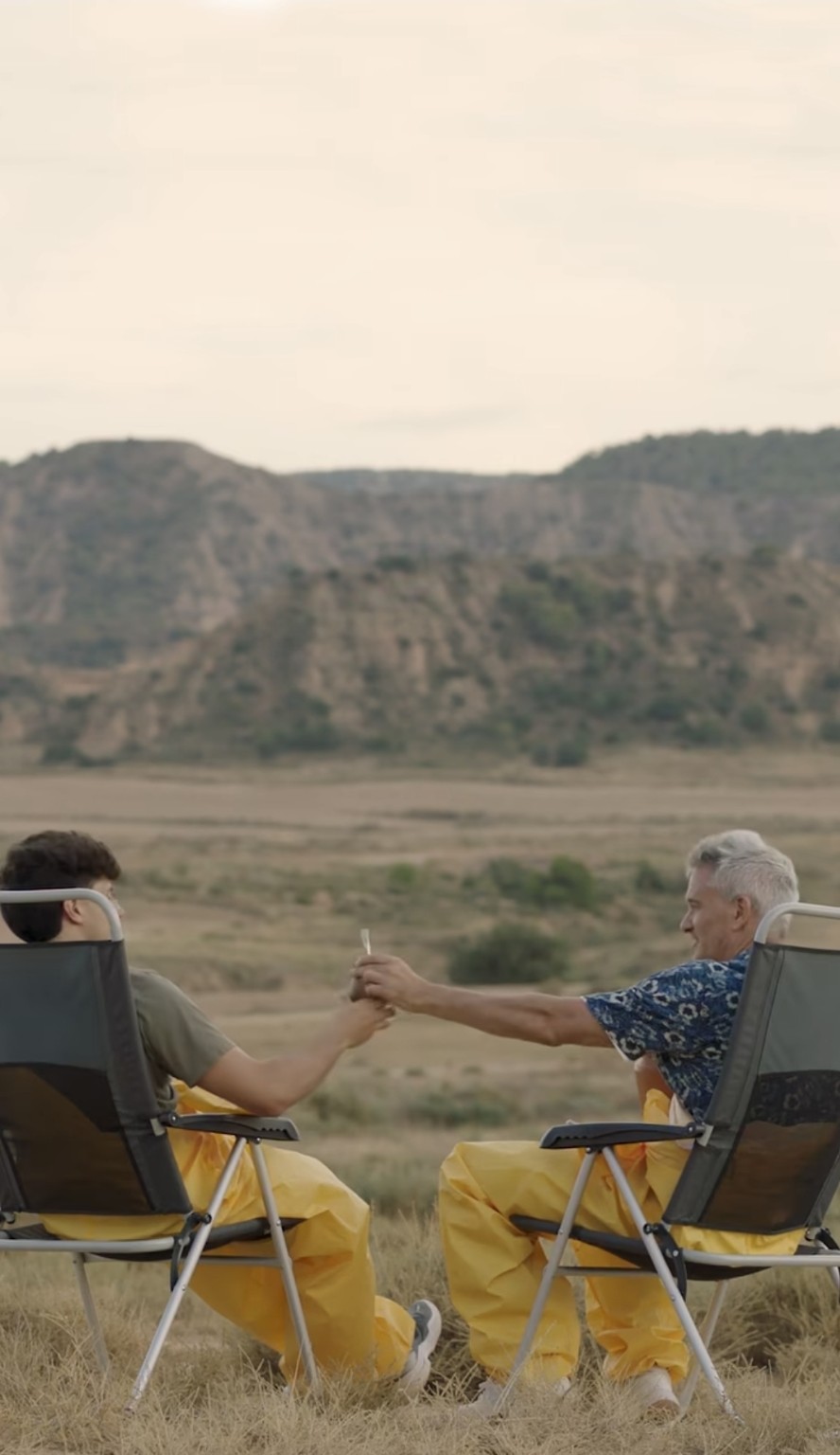 Agustín Tapia et Miguel Lamperti trinquent dans le désert à la fin du film NOX