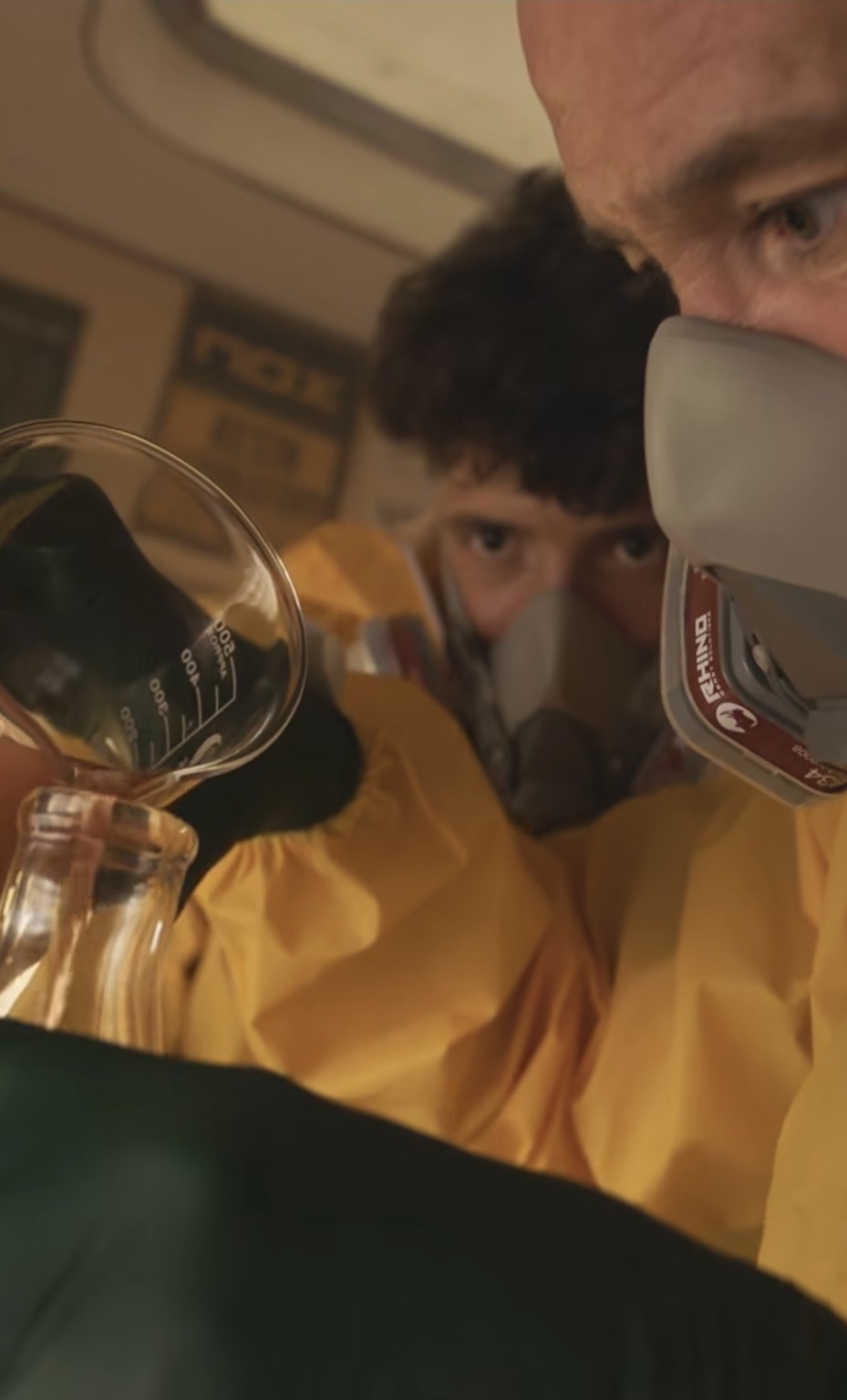 Agustín Tapia et Miguel Lamperti en combinaison jaune dans le laboratoire du film NOX consacré à la collection 2027
