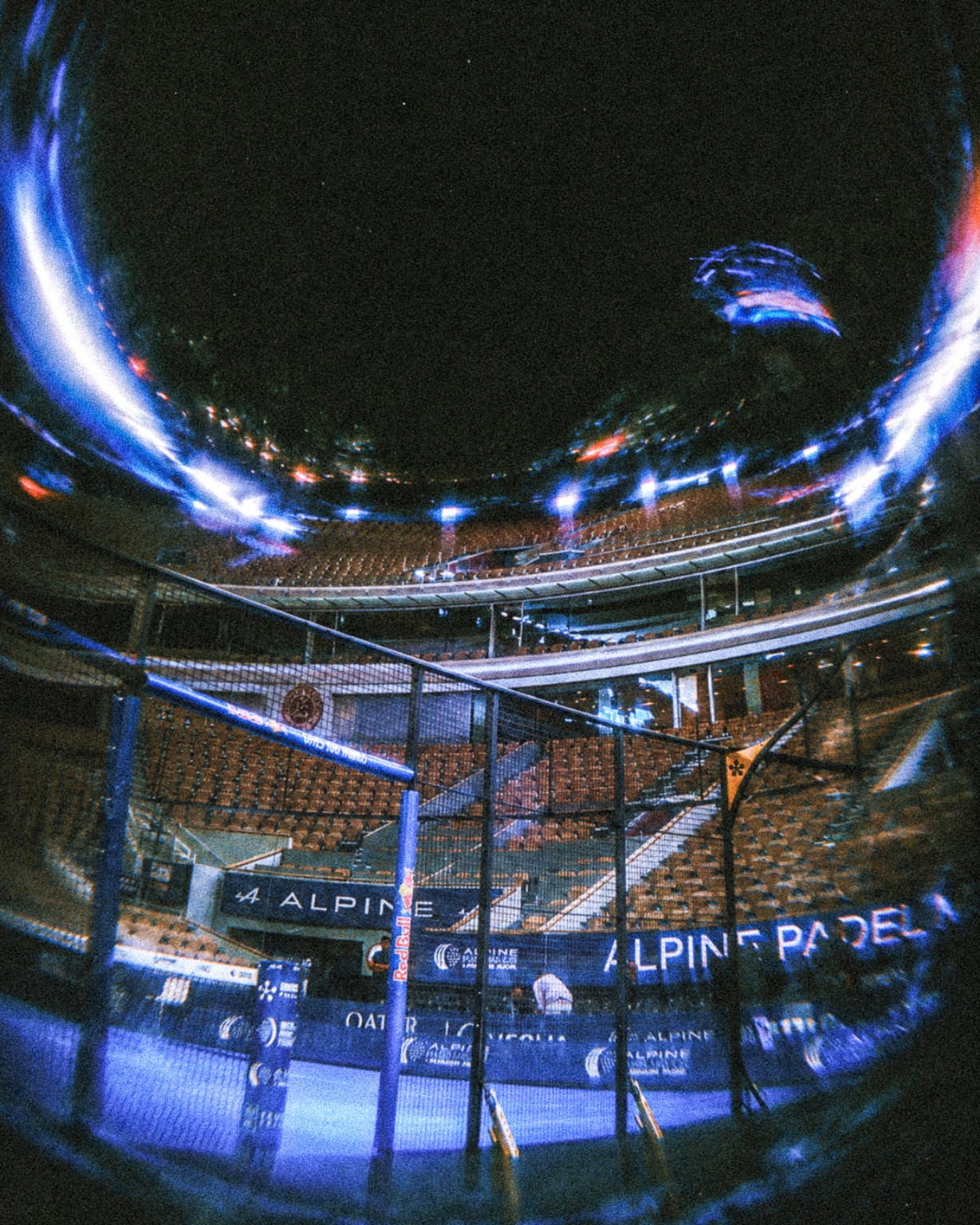 La piste de l’Alpine Paris Major sous les lumières de Philippe-Chatrier, photographiée avec un objectif fisheye